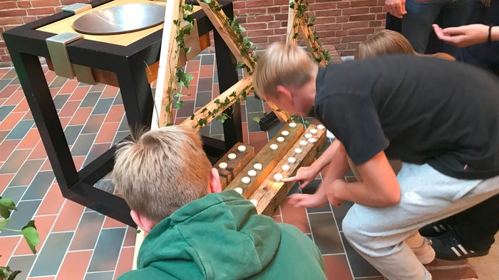 Børn spiller på instrumenter i indendørs område