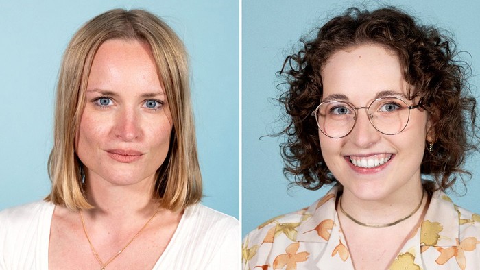 Zwei Frauen mit unterschiedlichen Frisuren und Brillen vor blauem Hintergrund