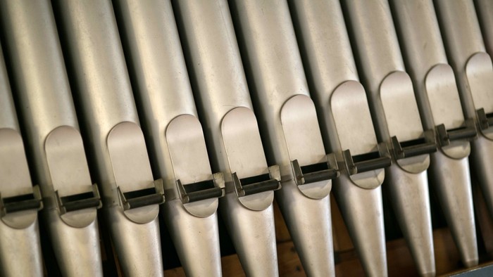 Reihen von weißen Rohren mit Metallklammern