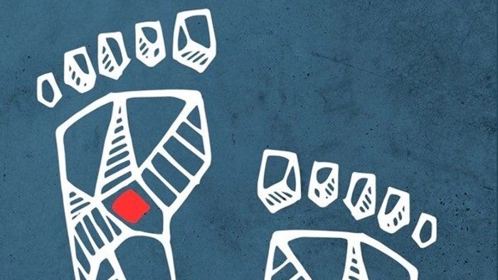 Zwei weiße Fußabdrücke mit roten Herzen auf blauem Hintergrund