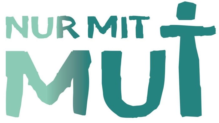 Das Bild zeigt den Schriftzug "Nur mit Mut" in verschiedenen Grüntönen.