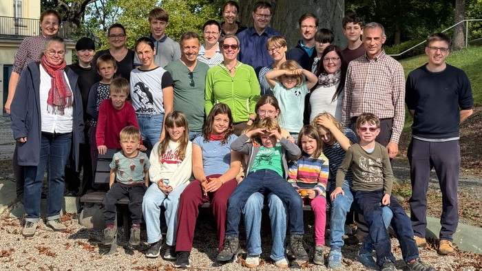 Familien stehen beisammen