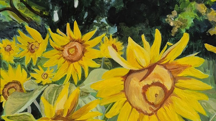 Sonnenblumen vor Bäumen