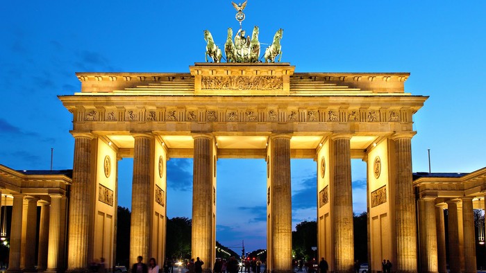 Das Brandenburger Tor in Berlin, beleuchtet bei Dämmerung