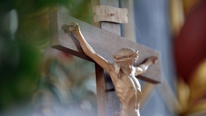 Der Bildausschnitt des Kruzifix zeigt den Oberkörper Jesu am Kreuz.