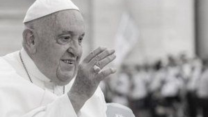 Papst Franziskus spricht zu einer Menschenmenge.