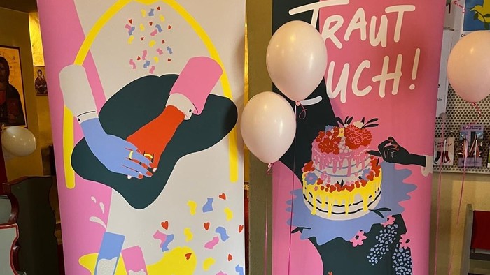 Zwei bunte Banner mit verspieltem Design und Luftballons