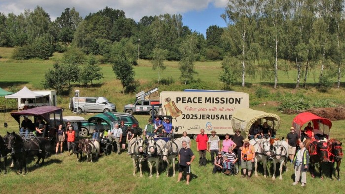 Gruppenfoto vom Vorbereitungstreffen 2024 in Sachsen. Das Schild in der Mitte wirbt für den Friedenstreck 2025 nach Jerusalem.