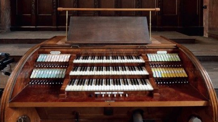 Orgel in einer Kirche mit aufwendigem Design und vielen Registern