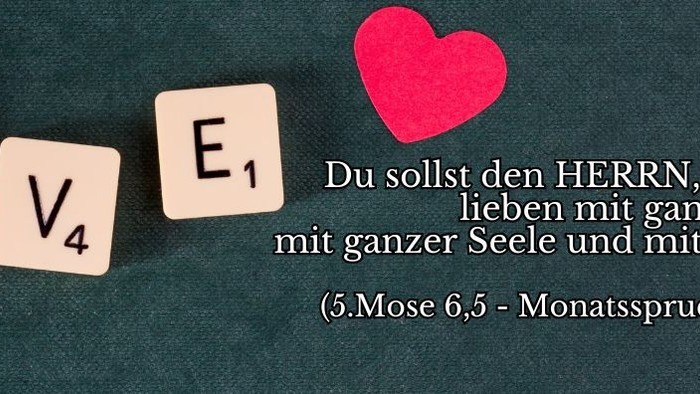 Bild zum Monatsspruch für den Januar 2026, das vier Scrabble-Steine zeigt, die das Wort 