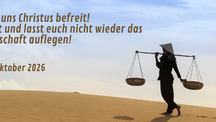 Bild mit dem Monatsspruch für den Oktober 2026: Galaterbrief, Kapitel 5, Vers 1. Dazu eine Frau, die eine Stange mit Gütern auf den Schultern transportiert.