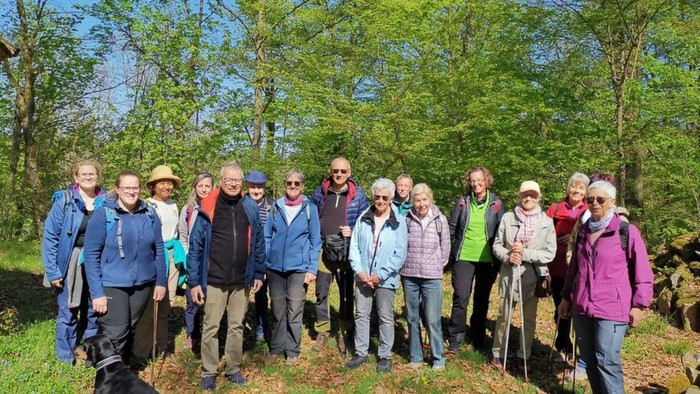 Gruppe von Wanderern posiert im Freien mit Hund.