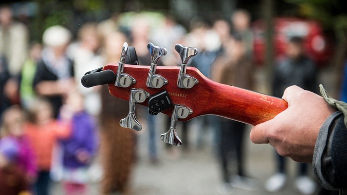 Fete de la Musique: eine Gitarre im Vordergrund, im Hintergrund Publikum.
