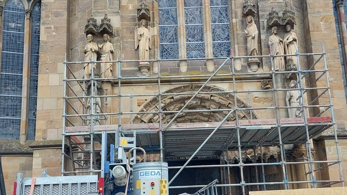 Gerüst vor Kirchenfassade, Bauarbeiten im Gange