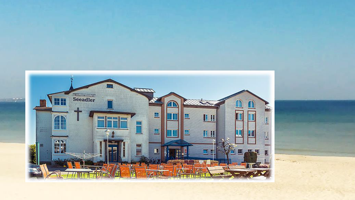 Strandgebäude mit der Bezeichnung „Seestadt“, Meerblick und Außenbereich.