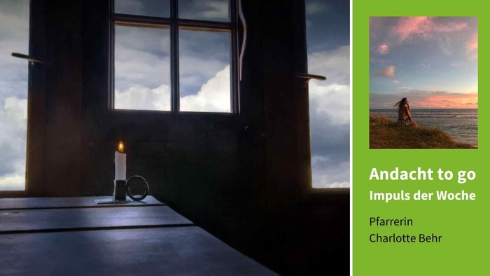 Ein Raum mit Kerze und Fenster, daneben ein Bild von einem Strand bei Sonnenuntergang