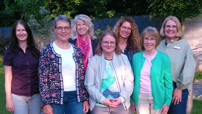 Die Besuchergruppe im Garten des Hospizhauses.