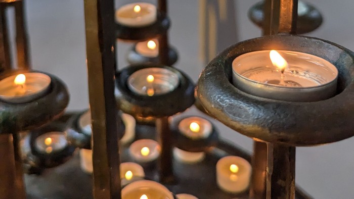 Kerzen auf dem Kerzenbaum der Christ-König-Kirche