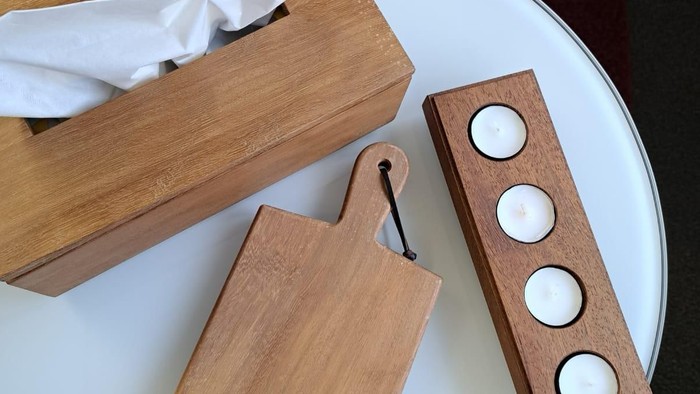 Holzbox mit Taschentüchern und Teelicht-Halter auf Tisch