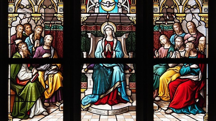 Sechs farbenfrohe Glasfenster mit religiösen Szenen