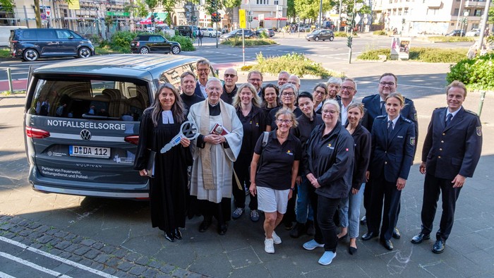 Gruppe von Menschen vor einem Van der Notfallseelsorge