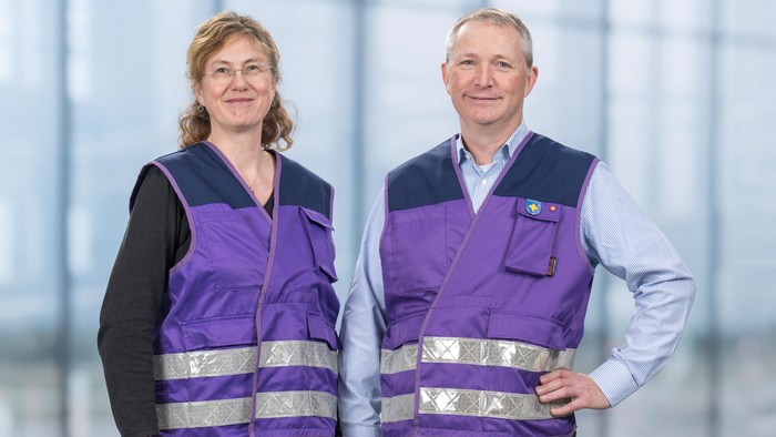 Gemeinsames Foto der beiden Flughafenseelsorger*innen Sabine Röhm und Norbert Verse