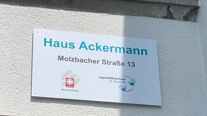 Das Schild am Haus Ackermann zeigt die Adresse Molzhauser Straße 13.