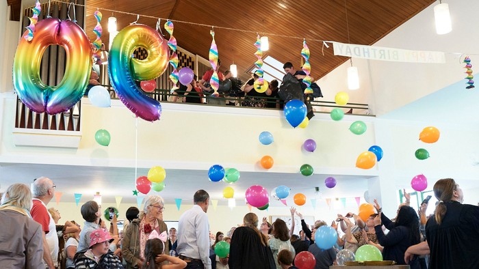 Luftballonregen in der Lutherkirche