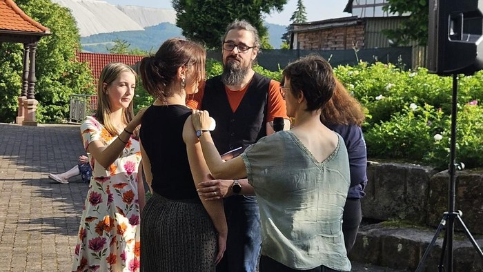 Gruppe von Menschen, die draußen zusammensteht