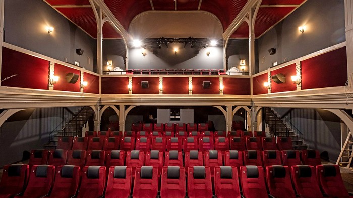 Leeres Theater mit roten Sitzen und mehrstöckigen Logen