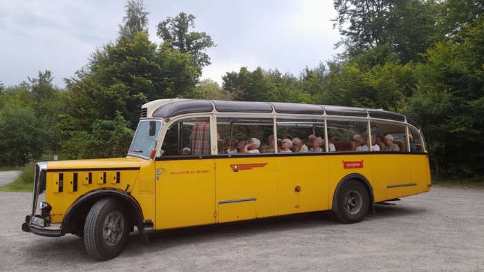 Seniorengruppe unterwegs in einem Oltimerbus.