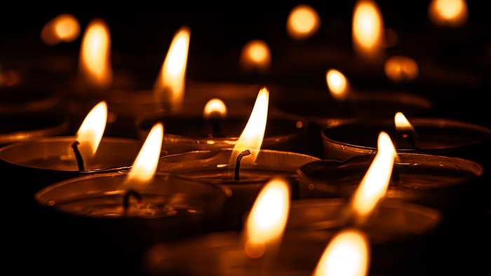 Mange lysede lygter i mørke omgivelser