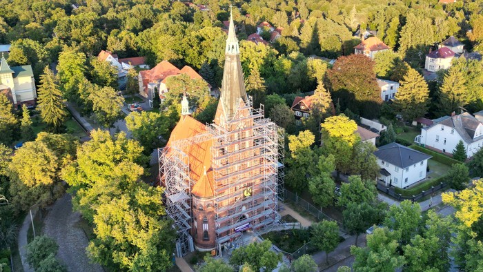 Unsere eingerüstete Kirche aus der Luft fotographiert