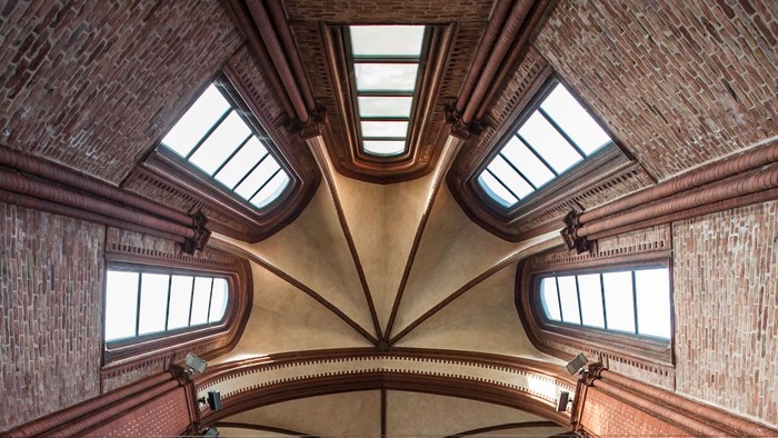 Großartige gotische Architektur mit hohem Gewölbedach und großen Fenstern