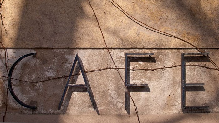 Ein altes, verwittertes Schild mit der Aufschrift