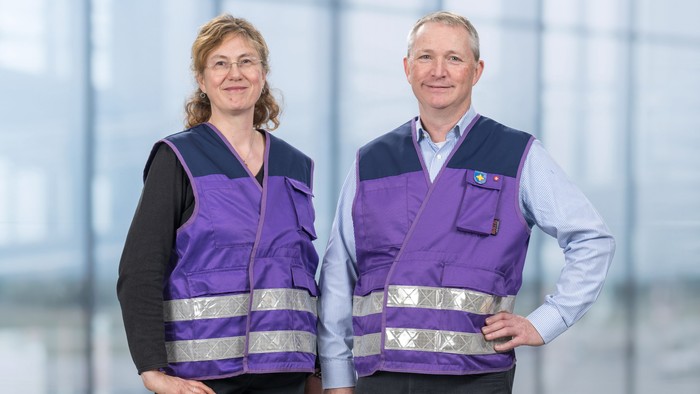 Gemeinsames Foto der beiden Flughafenseelsorger*innen Sabine Röhm und Norbert Verse