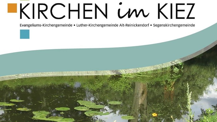 Das Bild zeigt einen ruhigen Teich mit Seerosen und Bäumen, darüber steht der Text