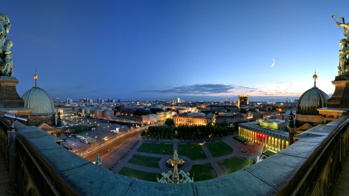 Panoramaansicht einer Stadt bei Dämmerung aus einem Turmfenster
