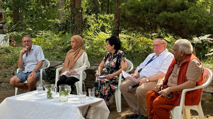 Vertreter_innen von christlichen, jüdischen, muslimischen und buddhistischen Religionsgemeinschaften
