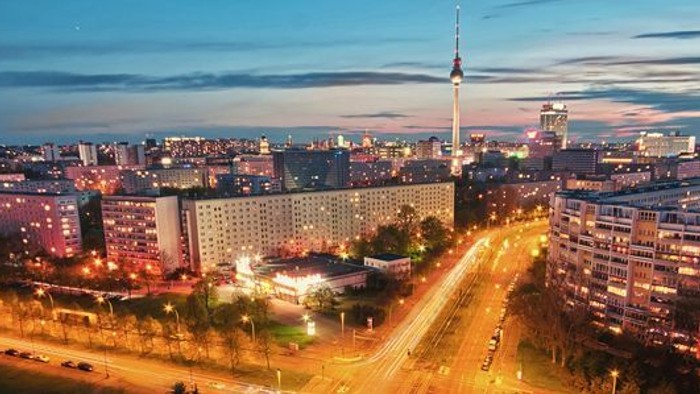 Stadtansicht bei Dämmerung mit beleuchteten Straßen und Gebäuden