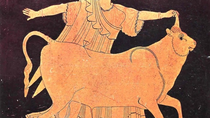 Antike griechische Vasenmalerei, die eine Frau zeigt, die in dynamischer Pose auf einem Stier reitet.