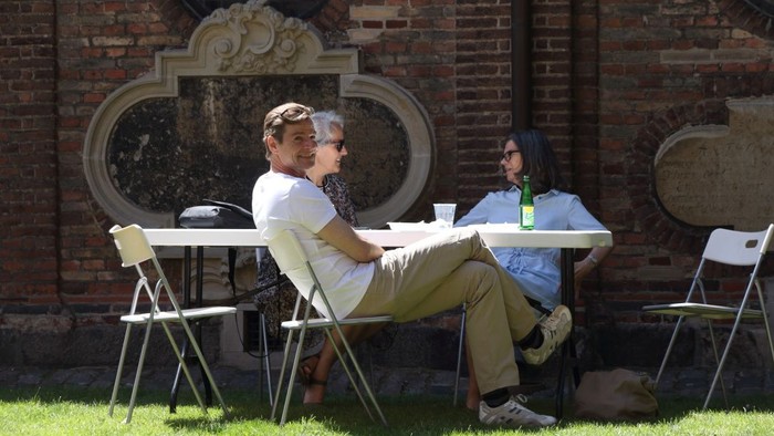 Sommerfest Sankt Petri, Menschen sitzem im Kräutergarten