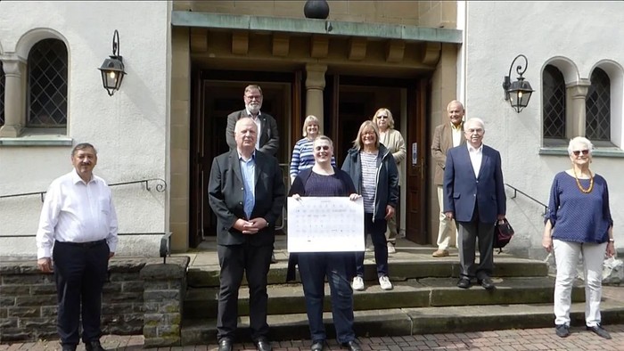 Delegation der Ev. Kirchengemeinde Letmathe vor der Kreuzkirche Hüsten