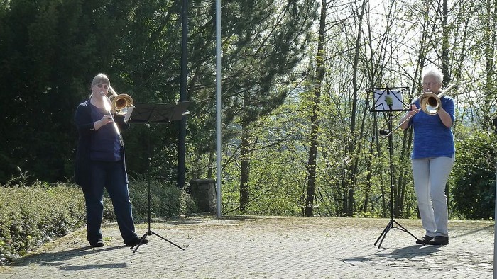 Annika Eisenberg (links) und Beate Ullrich (rechts) spielen auf ihren Posaunen Choräle zu Ostern