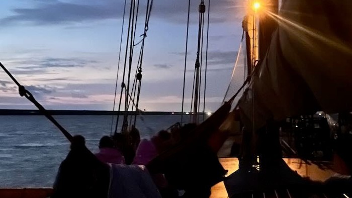 Segelboot bei Sonnenuntergang auf offener See