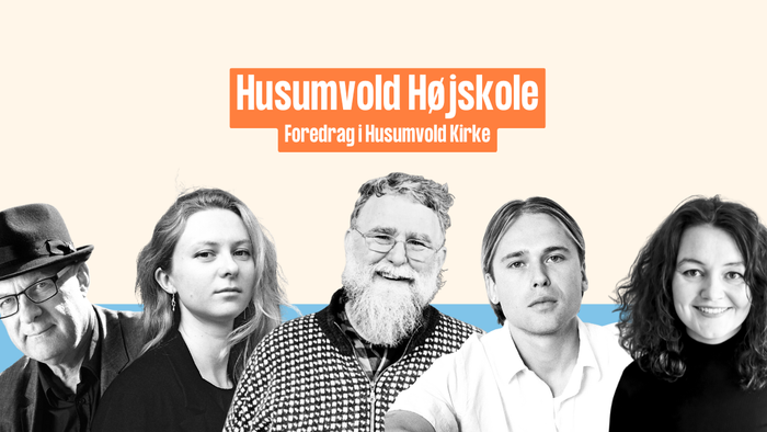 En gruppe af fem personer står sammen mod et blåt og hvitt baggrund, med teksten "Husumvold Håjscola" på toppen.
