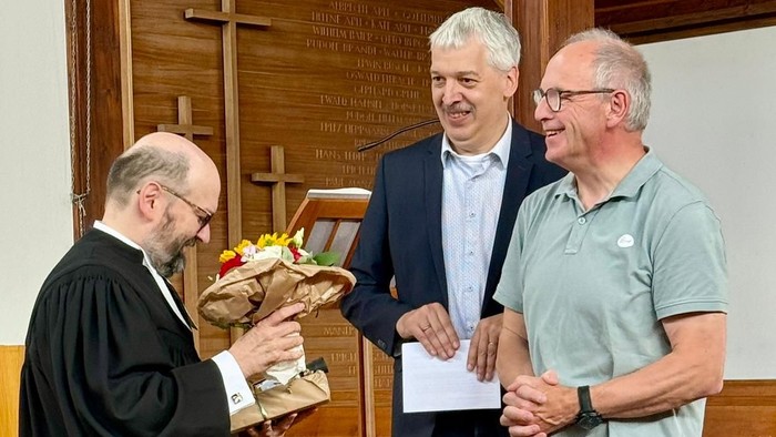 Vorsitzender Delarue und Prädikant Witmann überreichen als Dank kleine Präsente an Pfarrer Info Göldner