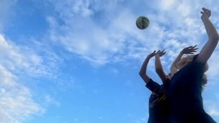 Ein Volleyballspiel am Strand bei schönem Wetter