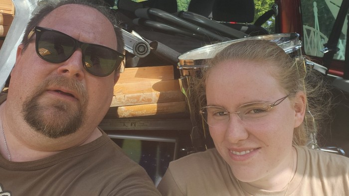 Zwei Menschen in einem sehr vollbeladenen VW-Bus.