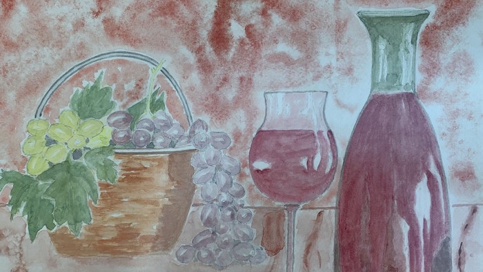 Das Bild zeigt eine Vase mit Trauben, ein Glas und eine Karaffe mit Wein auf einem Tisch.